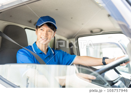 運転する配送スタッフの男性 108757946