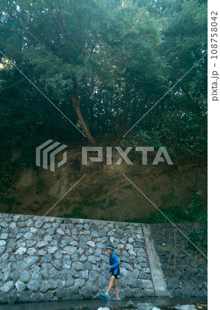 play in the river 108758042