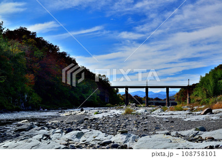 秩父鉄道 荒川橋梁と列車の風景 秩父鉄道 荒川橋梁と列車の風景 108758101