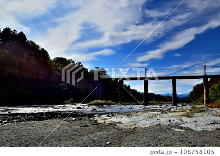 秩父鉄道　荒川橋梁と列車の風景 108758105