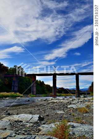 秩父鉄道　荒川橋梁と列車の風景 108758107