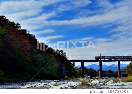秩父鉄道　荒川橋梁と列車の風景 108758108