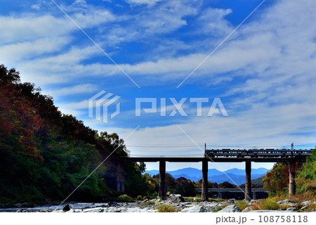 秩父鉄道　荒川橋梁と列車の風景 108758118