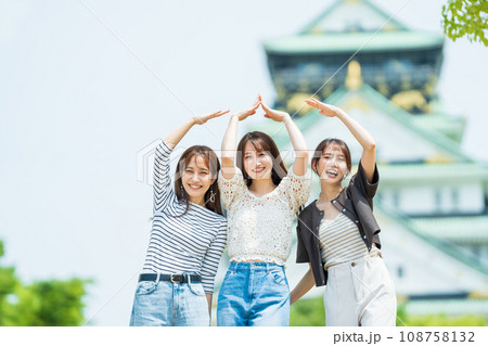 記念写真を撮る女性 記念写真を撮る女性 108758132