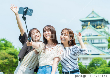 スマホで記念写真を撮る女性 108758134