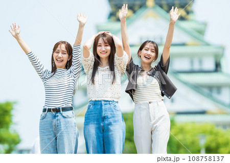 記念撮影をする大学生 108758137