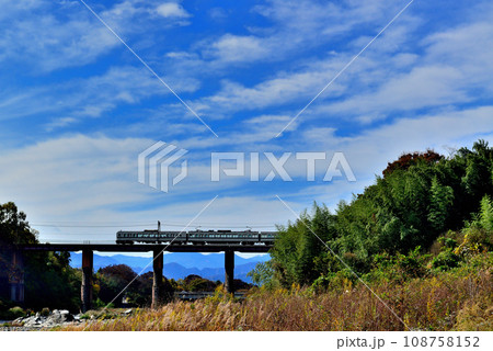 秩父鉄道　荒川橋梁と列車の風景 108758152