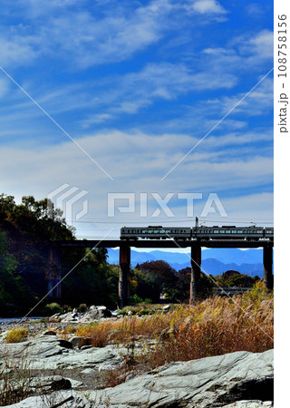 秩父鉄道　荒川橋梁と列車の風景 108758156