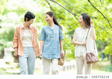 旅行を楽しむミドル女性 108758229