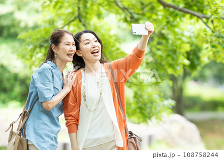 スマホで自撮りをするミドル女性 108758244