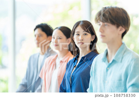 クリエイティブなビジネスチーム クリエイティブなビジネスチーム 108758330
