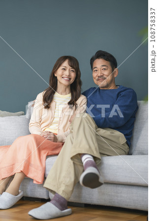 カメラ目線で笑顔の50代の夫婦　ポートレート 108758337