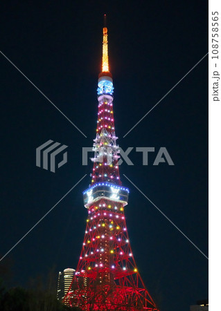 クリスマスライトアップした東京タワー夜空に浮かび上がる クリスマスライトアップした東京タワー夜空に浮かび上がる 108758565