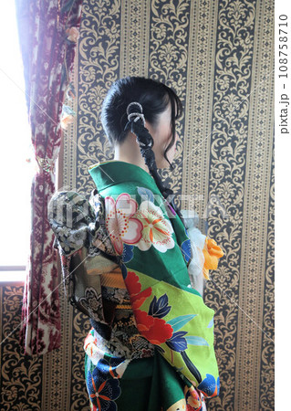 成人振袖撮影、可愛いヘアセット緑の着物の日本人女性 成人振袖撮影、可愛いヘアセット緑の着物の日本人女性 108758710
