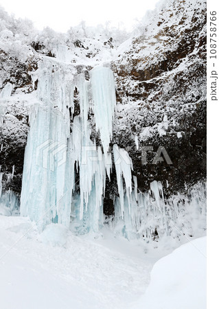 厳冬期の氷瀑氷柱 厳冬期の氷瀑氷柱 108758766