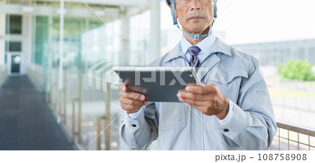 建設現場　シニアビジネスマン　現場監督 108758908
