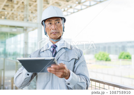 建設現場　シニアビジネスマン　現場監督 108758910
