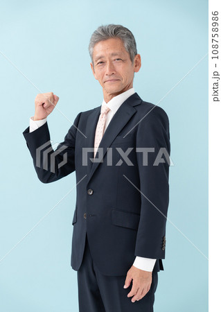 ビジネスマン　シニア　ガッツポーズ 108758986