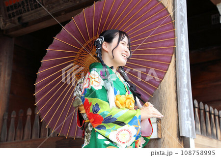 成人振袖撮影、ロケ撮影可愛いヘアセット緑の着物の日本人女性 成人振袖撮影、ロケ撮影可愛いヘアセット緑の着物の日本人女性 108758995