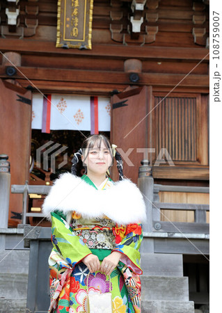成人振袖撮影、ロケ撮影可愛いヘアセット緑の着物の日本人女性 成人振袖撮影、ロケ撮影可愛いヘアセット緑の着物の日本人女性 108759007