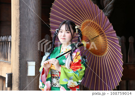 成人振袖撮影、ロケ撮影可愛いヘアセット緑の着物の日本人女性 108759014