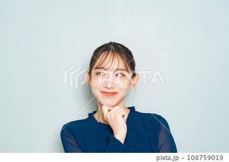 楽しそうに考える女性 108759019