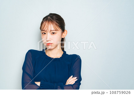 不満そうに怒る表情の女性 不満そうに怒る表情の女性 108759026