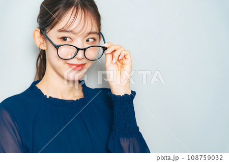 メガネをはずす女性 108759032