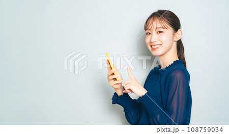 スマホを使う女性 108759034
