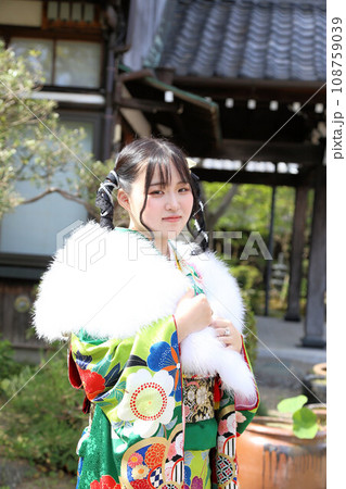 成人振袖撮影、ロケ撮影可愛いヘアセット緑の着物の日本人女性 108759039