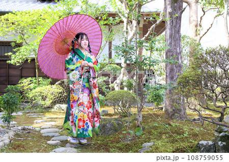 成人振袖撮影、ロケ撮影可愛いヘアセット緑の着物の日本人女性 108759055