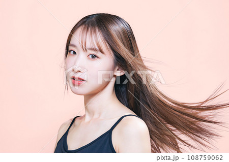 髪を風になびかせる女性のヘアケアやコスメやスキンケアのイメージ 108759062