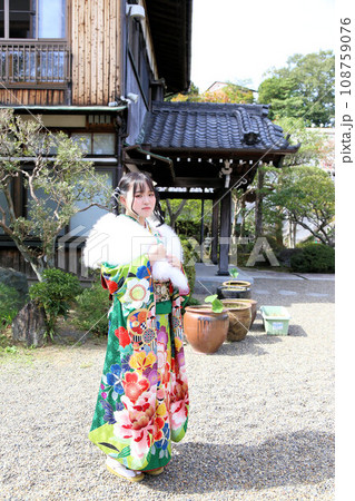 成人振袖撮影、ロケ撮影可愛いヘアセット緑の着物の日本人女性 成人振袖撮影、ロケ撮影可愛いヘアセット緑の着物の日本人女性 108759076