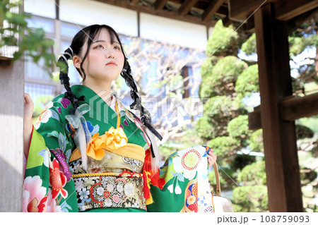 成人振袖撮影、ロケ撮影可愛いヘアセット緑の着物の日本人女性 108759093