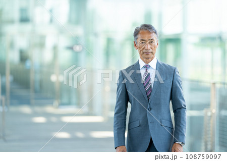 オフィスの廊下で立つシニアビジネスマン 108759097
