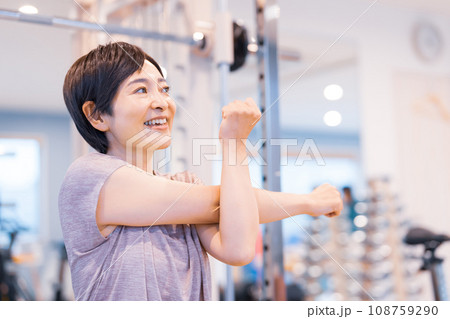 ジムでトレーニングするミドル女性 108759290