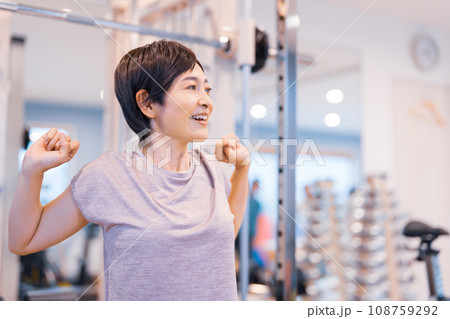 ジムでトレーニングするミドル女性 108759292