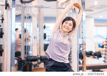 ジムでトレーニングするミドル女性 108759293