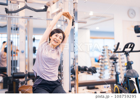 ジムでトレーニングするミドル女性 108759295