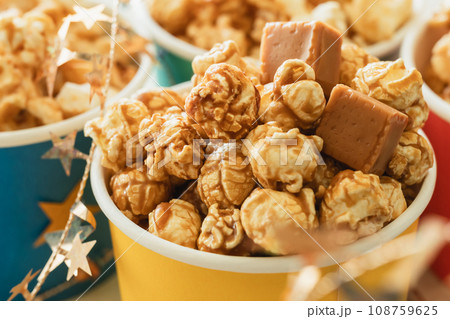 キャラメルポップコーンの写真素材 108759625