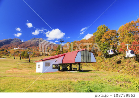 紅葉見頃な妙高山とスカイケーブル 紅葉見頃な妙高山とスカイケーブル 108759962