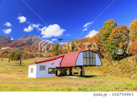 紅葉見頃な妙高山とスカイケーブル 108759963