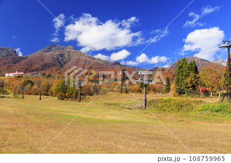 紅葉見頃な妙高山とスカイケーブル 紅葉見頃な妙高山とスカイケーブル 108759965