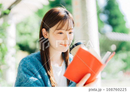 テラスで読書をする若い女性 108760225
