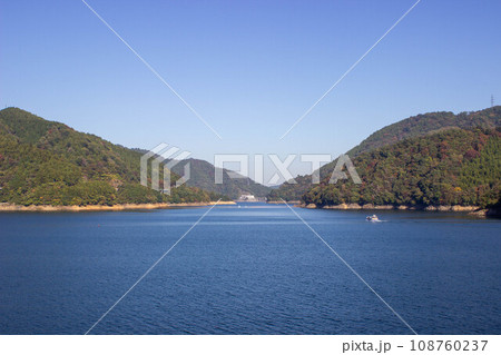 秋の宮ケ瀬湖畔園地から見た宮ケ瀬湖と遠ざかる遊覧船 秋の宮ケ瀬湖畔園地から見た宮ケ瀬湖と遠ざかる遊覧船 108760237