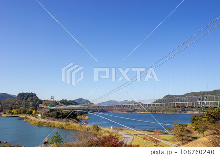 秋の宮ケ瀬湖と水の郷大吊り橋 秋の宮ケ瀬湖と水の郷大吊り橋 108760240