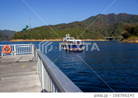 宮ケ瀬湖畔園地に近づく遊覧船 108760245