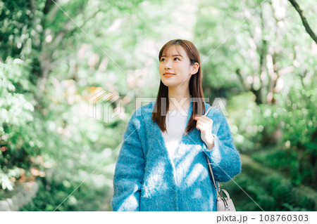 緑の小径を散歩する女性 緑の小径を散歩する女性 108760303