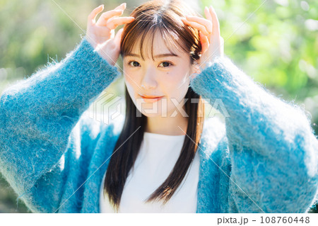 屋外女性ポートレート 108760448