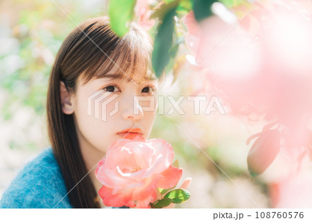 花と若い女性 108760576